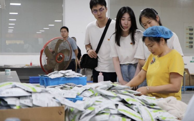 实践队员与工厂工人交谈。
