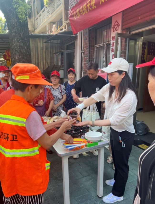 武汉市粮道街组织人大代表为环卫工人送清凉