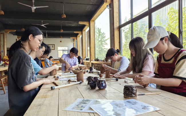 “三下乡”社会实践队调研陶艺制作