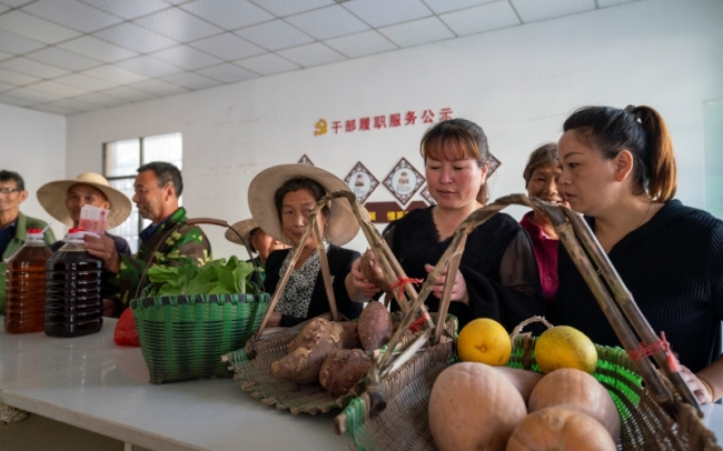 村民将蔬菜送到超市出售。袁杰摄