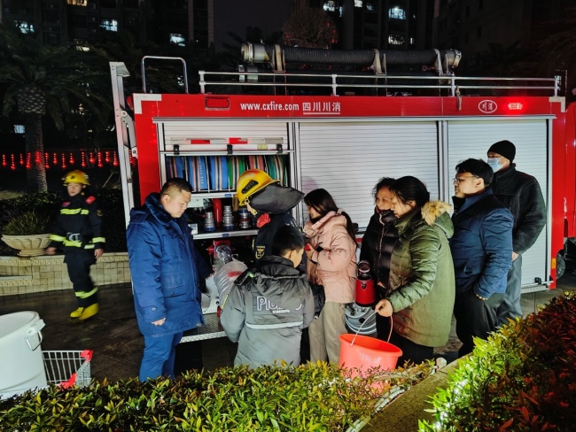 湖北荆门：“晚高峰”用水难 消防车运来“及时水”