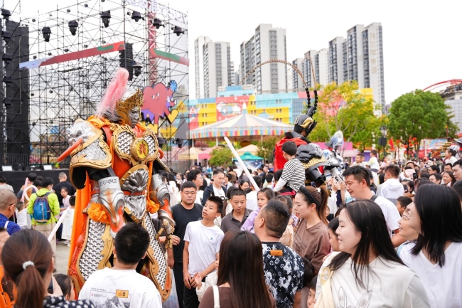 武汉欢乐谷街头艺术节开幕