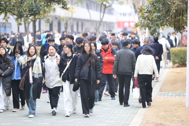 武汉华夏理工学院校领导深入课堂与学生同上“开学第一课”