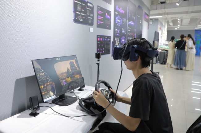 “二十面体，多维共振”——武汉设计工程学院2025优秀毕业设计作品展开展