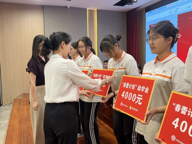 保康：爱心筑梦 春蕾绽放