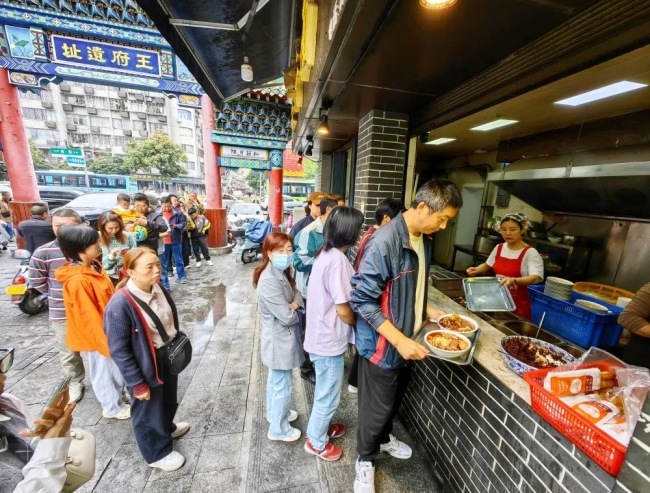 侯文坤：一碗襄阳牛肉面里的千年城事｜新华走笔