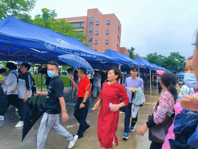 2025年湖北省高考进行时，中华网湖北祝福50余万考生从容应考，静待花开！
