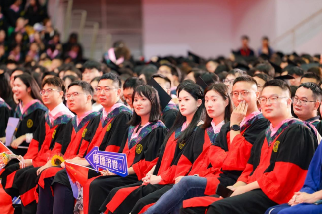 在时代浪潮中奔涌向前!中南财经政法大学2025年毕业典礼举行