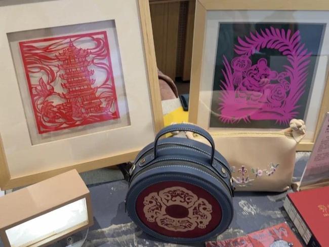 雕花剪纸黄鹤楼在中国馆内展示.jpg