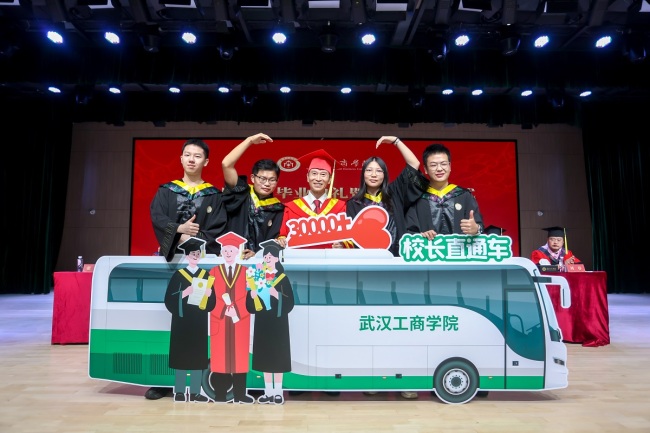 毕业典礼上，毕业生们给校长送了一台“车”