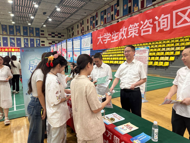 邮储银行十堰市分行开展“金融知识万里行”进校园宣传活动