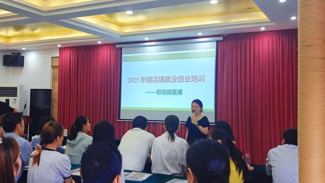 课堂连田头 直播促增收 湖北工程学院与李白村“双向奔赴”