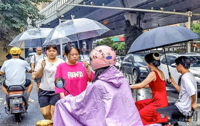 雷雨突袭多地 台风掀开“锅盖”  湖北省最高气温将降至32℃-36℃