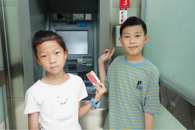 楚才小记者探秘广发银行武汉分行：体验智能服务、学习理财知识，点钞大赛显身手