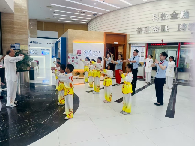 浦发银行武汉分行举办非遗体验活动，洪门青龙拳“武”动厅堂