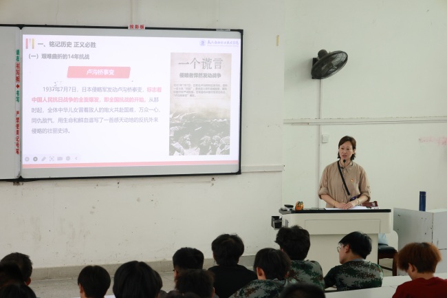 武汉一高校万名师生同上一堂纪念抗战胜利思政大课