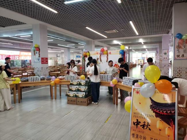 武汉纺织大学外经贸学院：一枚月饼寄相思 千份温情暖校园
