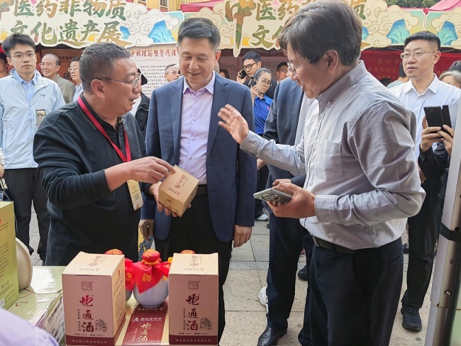 中医药非遗展深圳启幕,“蛇通酒配制技艺”精彩亮相