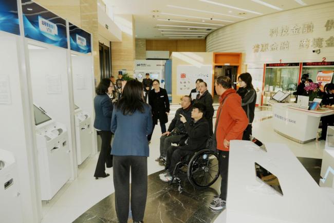 有爱无碍，暖心同行——浦发银行武汉分行无障碍服务体验活动架设沟通桥梁