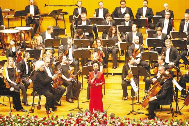 一个月超30场音乐演艺扎堆，全国观众奔赴滨江、滨湖、桥下、樱花音乐会，浸润城市角落  武汉何以化身“爱乐之城”