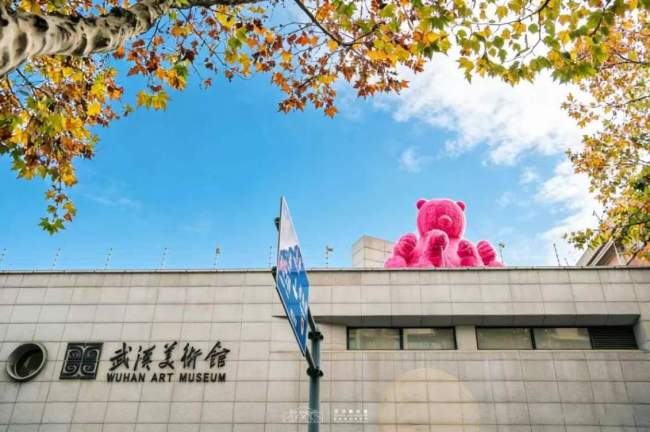 粉色小熊、心动幕布、悬空阶梯……武汉长出天空“表情包”