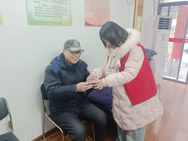 粥香暖寒冬 剪纸迎腊八——茂源社区开展腊八主题活动情暖老人心-图片3