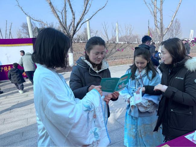 古风游园融金融 宣教惠民暖早春——广发银行江夏支行协同举办江夏区2026年“金融服务早春行”活动