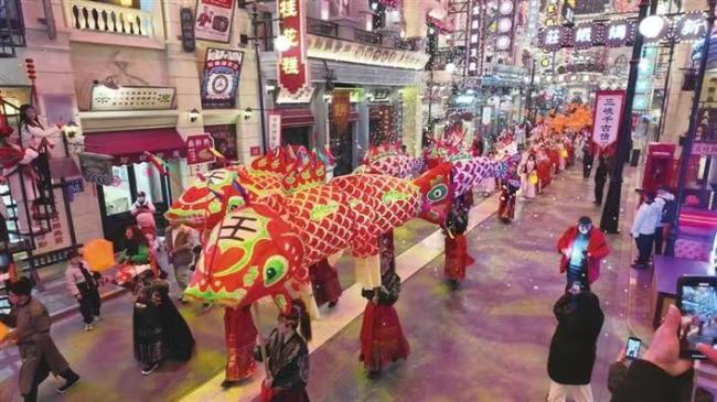 湖北宜都：三峡千古情景区“国潮非遗”年味浓惹人游