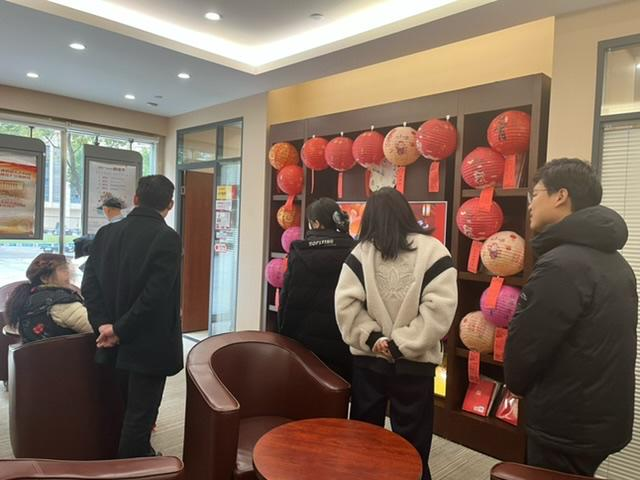 花灯闹元宵 消保护万家——广发银行东西湖支行开展金融知识宣传活动