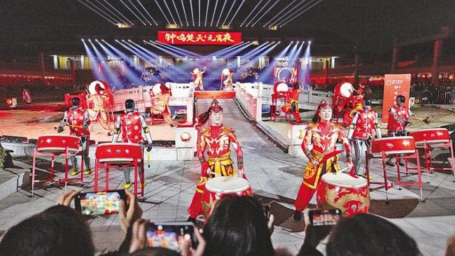 “钟鸣楚天元宵夜”主题灯会上演  “楚庄王”送上元宵祝福 机器人奏响《万马奔腾》