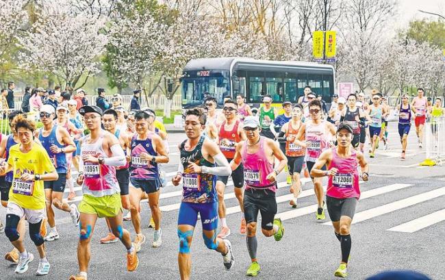 2026武汉马拉松激情开赛  3万全球跑者穿过满城樱色