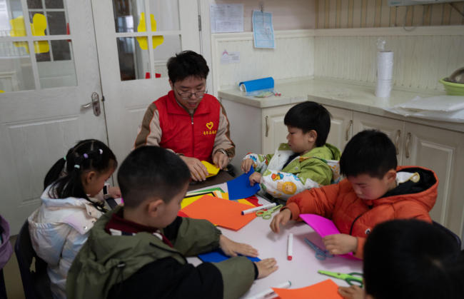 武昌工学院艺术设计学院青协赴幼儿园开展“雷锋精神润童心”主题公益活动