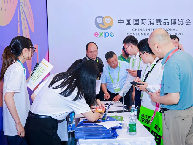 蛇通酒闪耀第六届消博会｜景川药业与海南黄灯笼食品签约 共拓大健康新路径