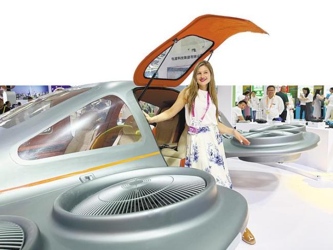 可垂直起降飞行 能灵活穿梭街巷  鄂产电鹰飞车消博会上人气高