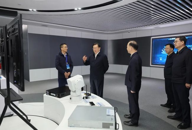 王忠林在武汉调研人工智能产业发展时强调 以产品为抓手 以应用为牵引 加快推动人工智能产业突破发展