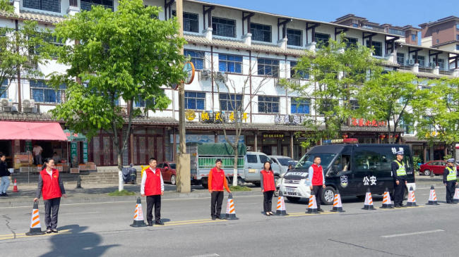 一路平安行，守护踏青路 平安产险湖北分公司联合湖北交警开展五一风险减量专项行动