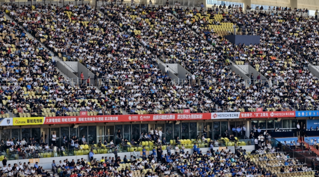 3:0！“楚超”武汉主场首胜，亚洲足球小姐王霜开球