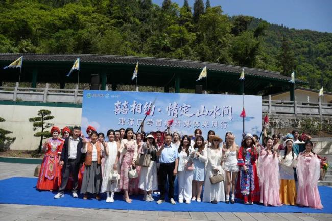 清江画廊景区全新尊享游船“津洋口号”正式扬帆首航