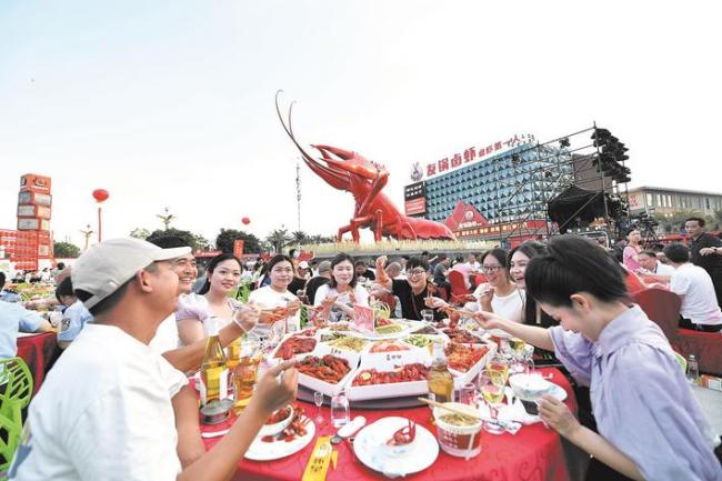 2026湖北“潜江龙虾”产业博览会5月17日开幕  机器人自动剥虾 无人车智慧配送