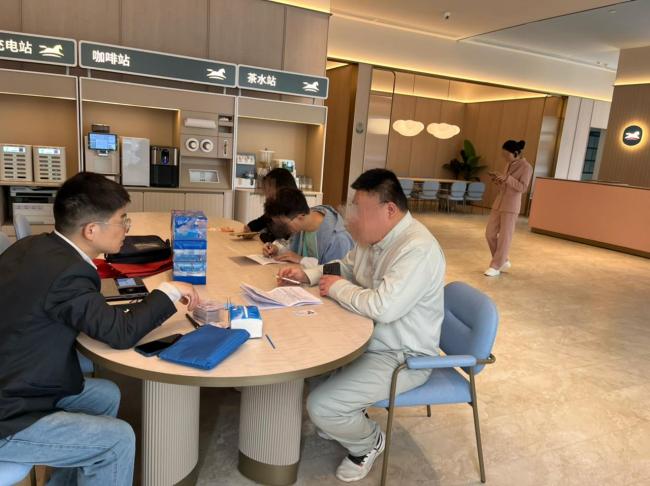 上门服务暖人心金融宣传伴同行——广发银行武汉东西湖支行开展银行卡上门办理及存款保险宣传活动