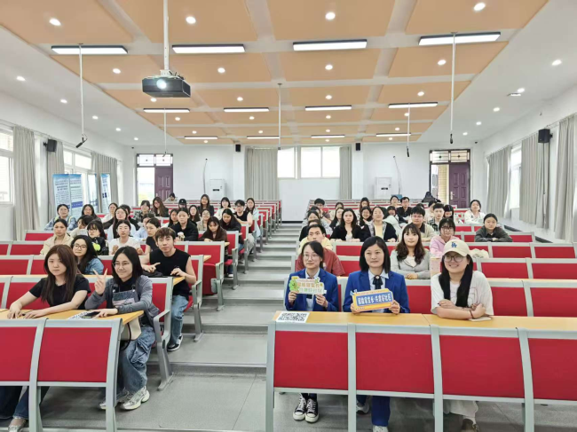挖呀挖,种呀种 宿管阿姨带着学生在楼门口整了个“大活儿”