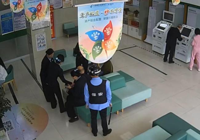 八旬老人突然昏迷，邮储员工用后背撑起“安全防护墙”