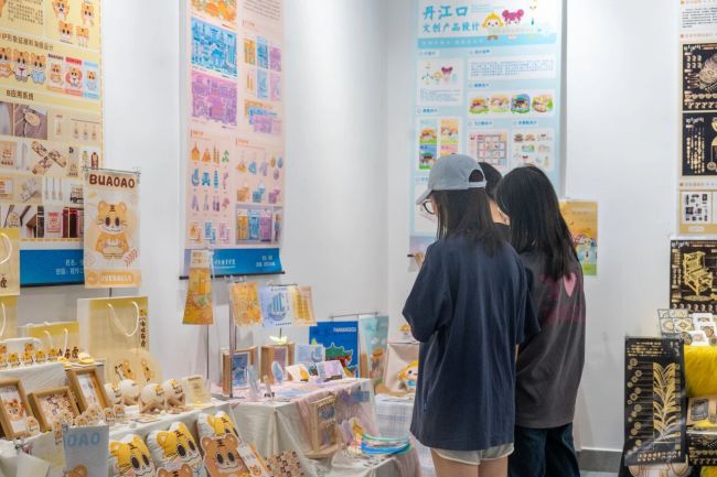 “艺”犹未尽！武汉纺织大学外经贸学院2026届毕业设计展圆满落幕