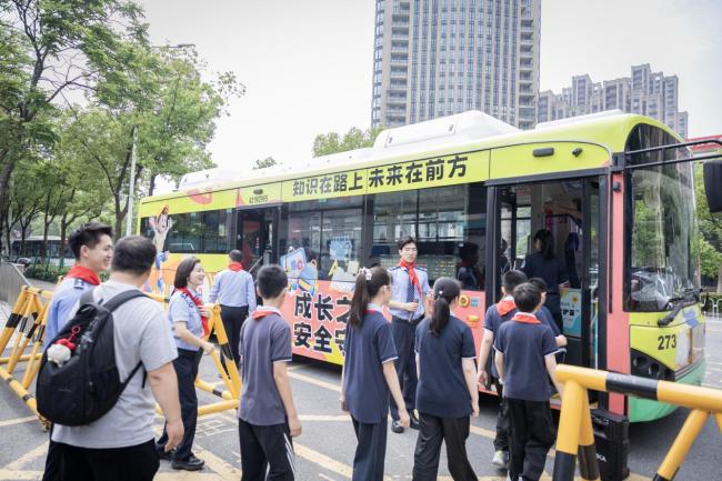 平安 “童” 行 武汉经开区这场 “六一” 沉浸式安全课太酷了