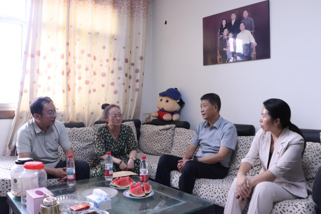 七一送暖意 党建聚人心——荆州学院党委走访慰问困难党员