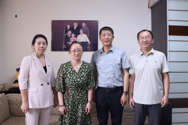 七一送暖意 党建聚人心——荆州学院党委走访慰问困难党员