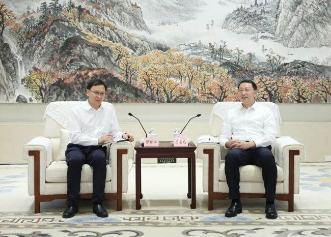 关志鸥会见中国海洋石油集团董事长张传江