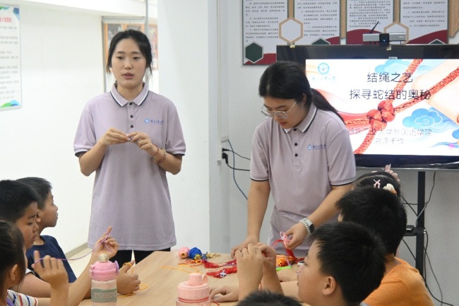 指尖传非遗，结绳润童心——湖北工业大学外国语学院“溯源手作”走进社区