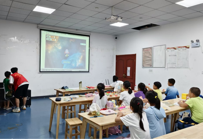 以编启智趣味思维伴成长湖北经济学院志愿者进社区开展暑期托管少儿编程特色课(图1)