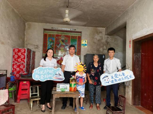 传递温暖 守护童心——富德生命人寿“小海豚计划”一对一帮扶走进黄石市大王镇